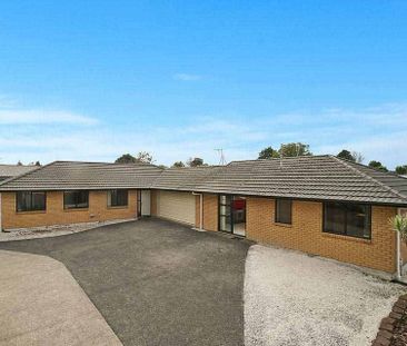 Modern and tidy brick &tile 2 bdrm+2 car parks - Photo 1