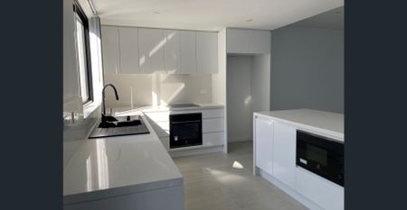 Immaculate Modern Townhouse - Effortless Luxury Meets Coastal Living! - Photo 4