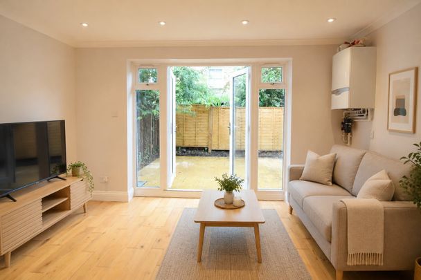 3 Bed Flat, Geraldine Road, SW18 - Photo 1