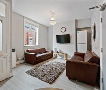 6 bedroom end of terrace house to rent - Photo 2