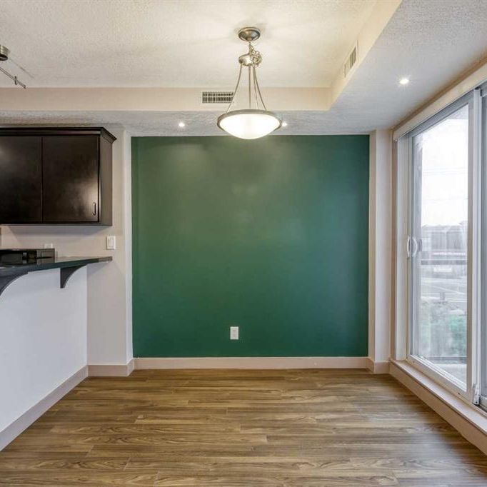2bdrms plus den 2 bath almost 1200 sqft condo in Tuxedo - Photo 1