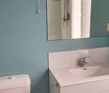 Huge bedroom in 3 bedroomed flat - Photo 4