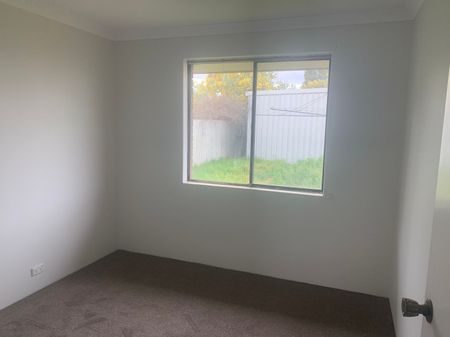 FAMILY HOME WITH LARGE YARD & SHED - Photo 5