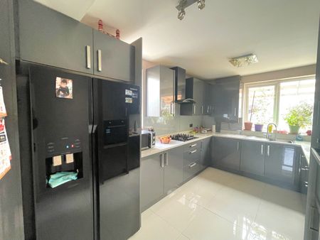 4 bed semi-detached house to rent in Barnhurst Path, Watford, WD19 - Photo 2