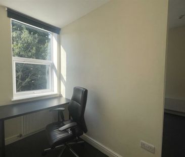 6 bed Semi-Detached House for Rent - Photo 3