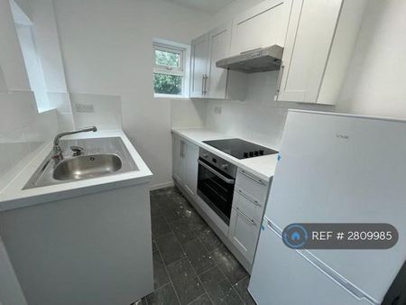 2 bedroom semi-detached house to rent - Photo 4
