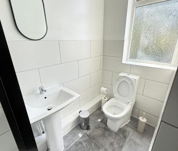 1 bedroom in a flat share to rent - Photo 4