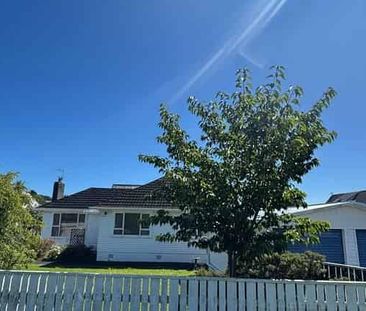 Cosy house with large carpark - Photo 5