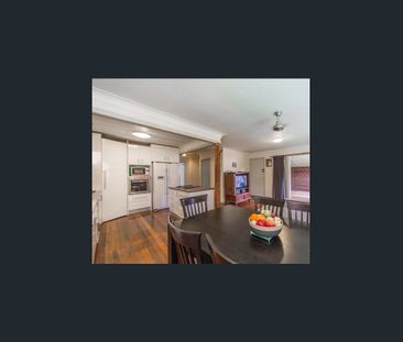 Large 4 Bed Room Family Home with Great Location - Photo 6