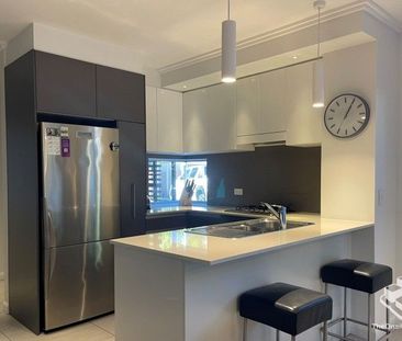 Perfect Presentation in a Prime Position - Two Master Suites - Photo 5