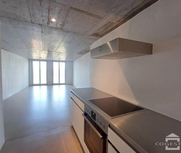 Appartement traversant avec une belle luminosité, centre ville! - Photo 2