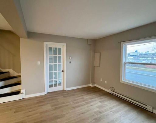 Beautiful 2 Level, 2 Bedroom Semi-Detached on Windmill Road! - Photo 1