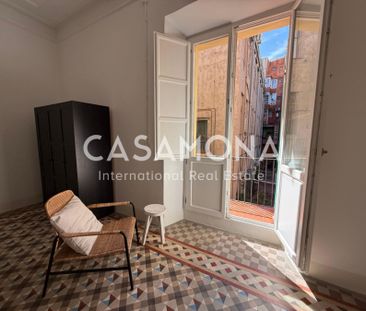 Spacious Designer Room with Balcony in 6-Bedroom El Born Apartment - Photo 4