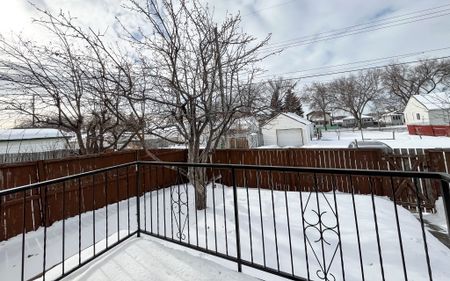 Renovated 3 Bedroom, 2.5 Bath Townhome With Finished Basement. - Photo 3