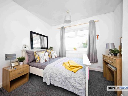 🚉 Big Room, Bigger Perks – 5 Minutes to the Train Station! 🏡✨ - Photo 5