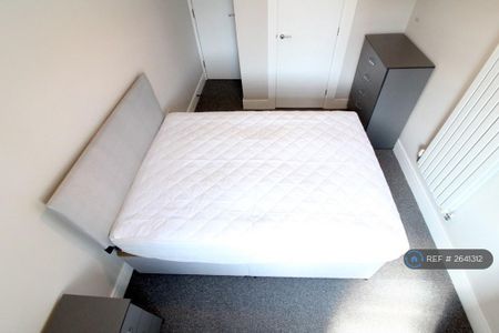 1 bedroom in a house share to rent - Photo 3