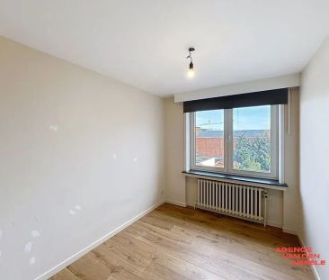 Lichtrijk appartement met zeer ruim terras gelegen te centrum Oostkamp - Photo 5