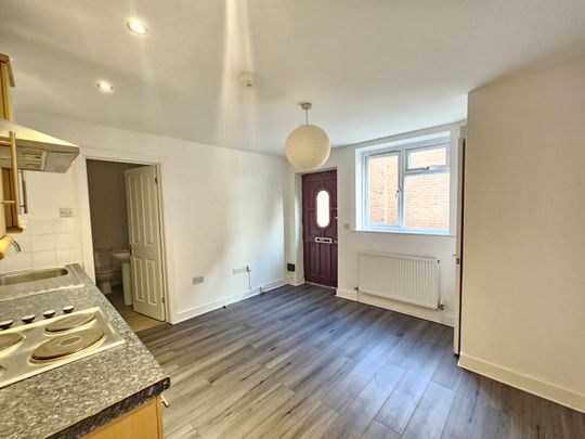 Winchester Road, Southampton - Photo 1