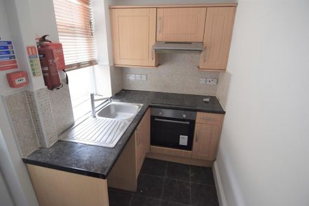 2 bedroom ground floor flat to rent - Photo 5