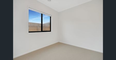 Stunning Newly Built Family Home! - Photo 3