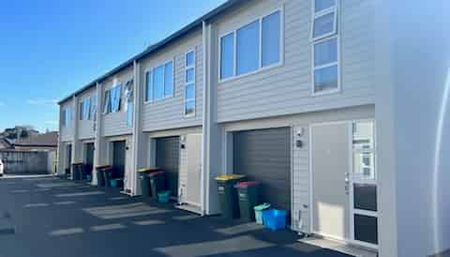 Sunny 3 bedroom townhouse for rent! - Photo 3