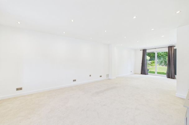4 bedroom House in Calshot Way, Camberley - Photo 1