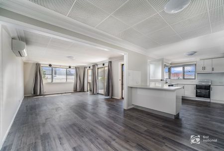 Spacious 3 Bedroom Renovated Unit - Photo 2