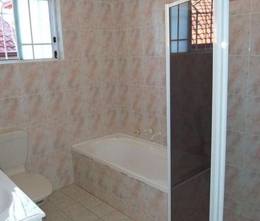 Spacious Townhouse in Prime Location - Photo 4