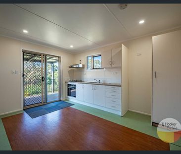 Cozy 2 Bedroom Home Close to Town - Photo 4