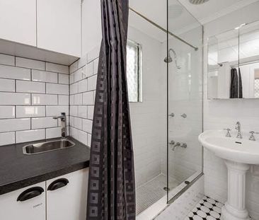 Delightful Three Bedroom Cottage in a Sought-After Townsville Location - Photo 4