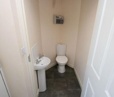 3 bedroom end of terrace house to rent - Photo 3