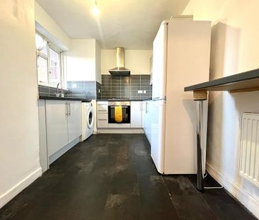 1 bedroom in a flat share to rent - Photo 2