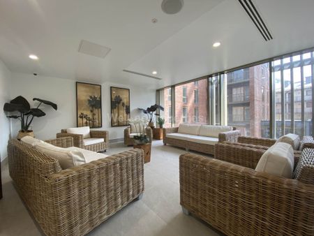 Local Crescent, Salford - Photo 2