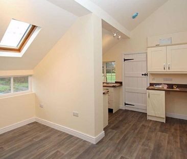 2 bedroom character property to rent - Photo 6