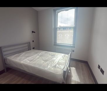 Studio Flat, High Street, W3 - Photo 1