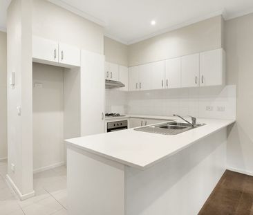 Spacious Townhouse with 3 bedrooms and a study! - Photo 4