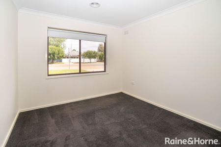 SPACIOUS & UPDATED FAMILY HOME IN PRIME CENTRAL LOCATION - Photo 4