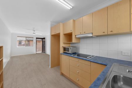 Quiet, Low-Maintenance Living in Prime Yeronga Location - Photo 3