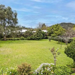 Spacious 3 -bedroom home in desirable Kensington - Photo 2