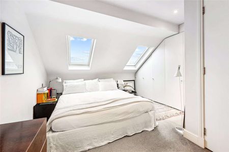 This beautifully presented four bedroom family house with a private garden in Fulham - Photo 3