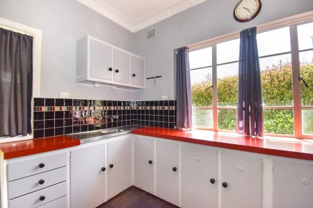 Cottage with Established Gardens & Ideal Location - Photo 4
