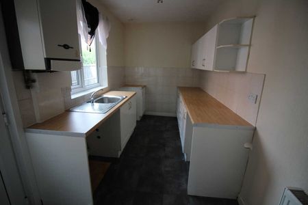 2 bed Terraced - Photo 5