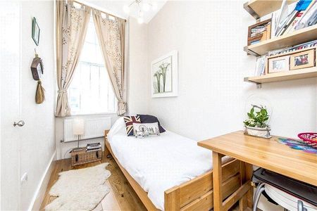 2 bedroom flat in London - Photo 4