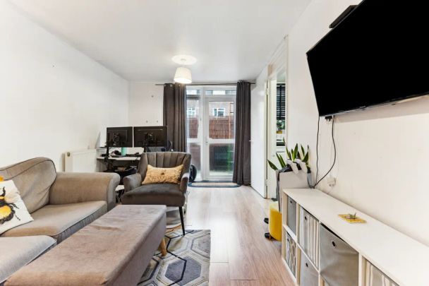 1 bedroom flat in London - Photo 1