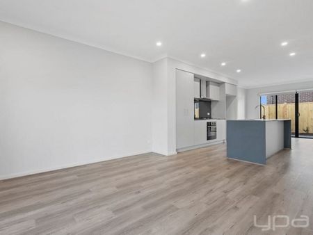 THREE BEDROOM TOWNHOUSE - Photo 3