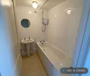 1 bedroom in a flat share to rent - Photo 6
