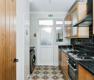 3 Bed Terraced House, High St South, E6 - Photo 3