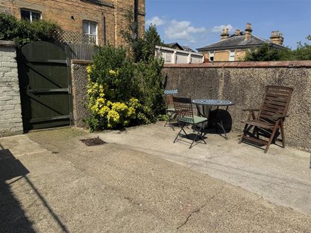 1 bedroom in a house share to rent - Photo 4