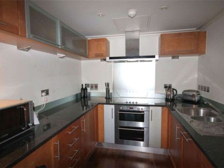 Split level apartment with Canary Wharf and Dock views. - Photo 4