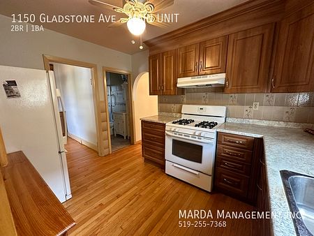 CLASSIC SPACIOUS 2+1BED/1BATH MAIN UNIT +60% OF UTILITIES - Photo 3